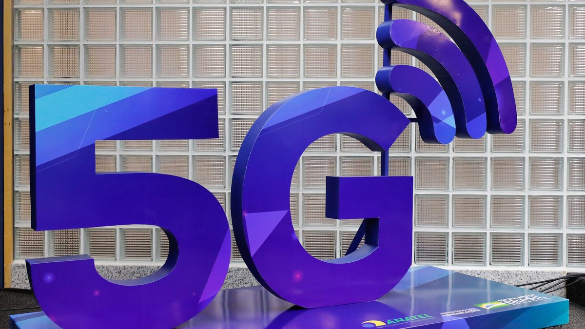 Escultura com o logotipo 5G e as marcas da Anatel e do Ministério das Comunicações, exposta no leilão do 5G, em Brasília