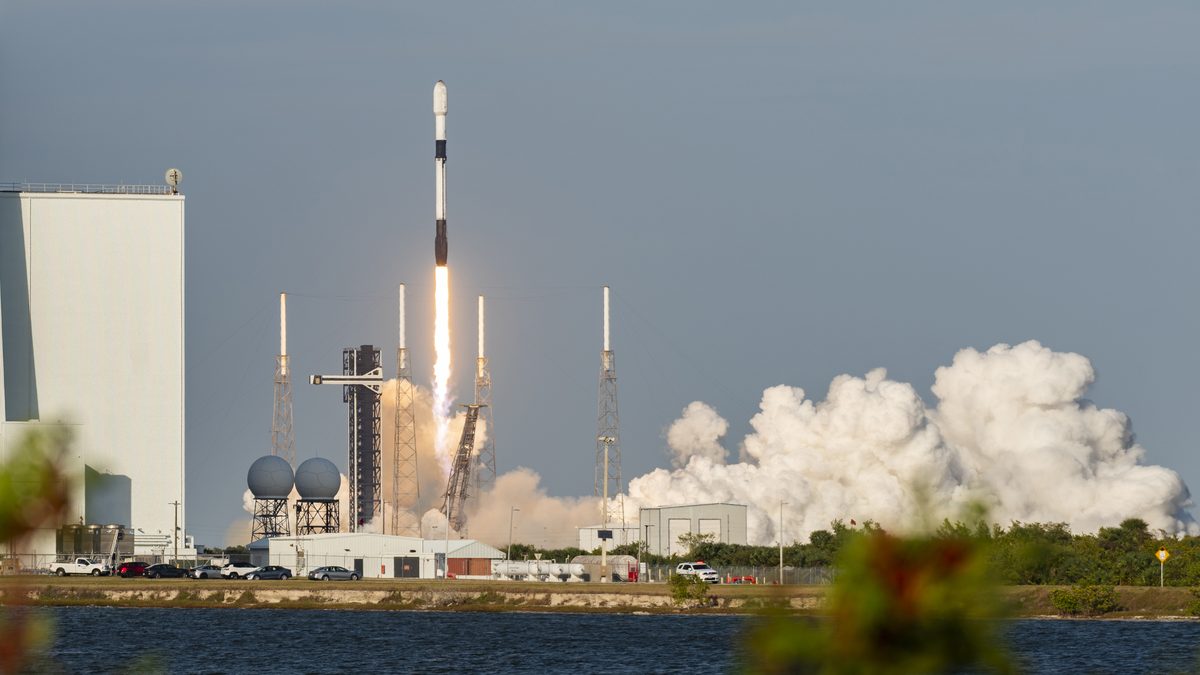 Foguete Falcon 9 decola levando satélites Starlink