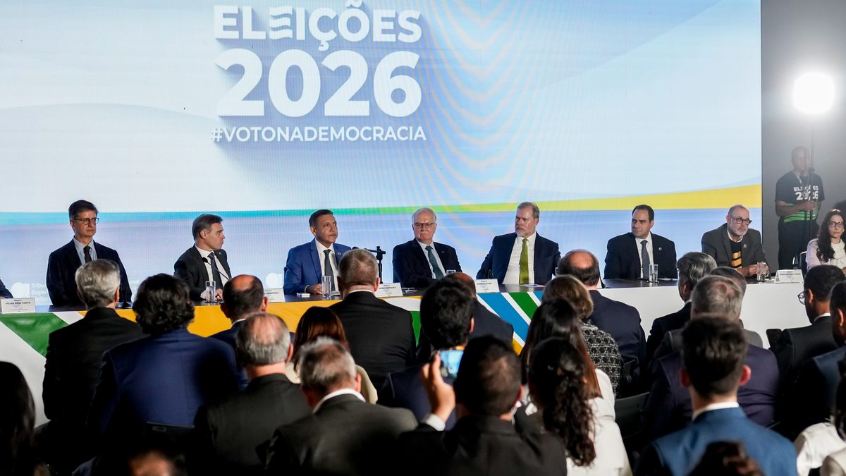Presidente do TSE, Kassio Nunes Marques, ao lado de outros ministros durante entrevista coletiva em Brasília sobre a apuração do 1º turno, com o painel Eleições 2026 ao fundo