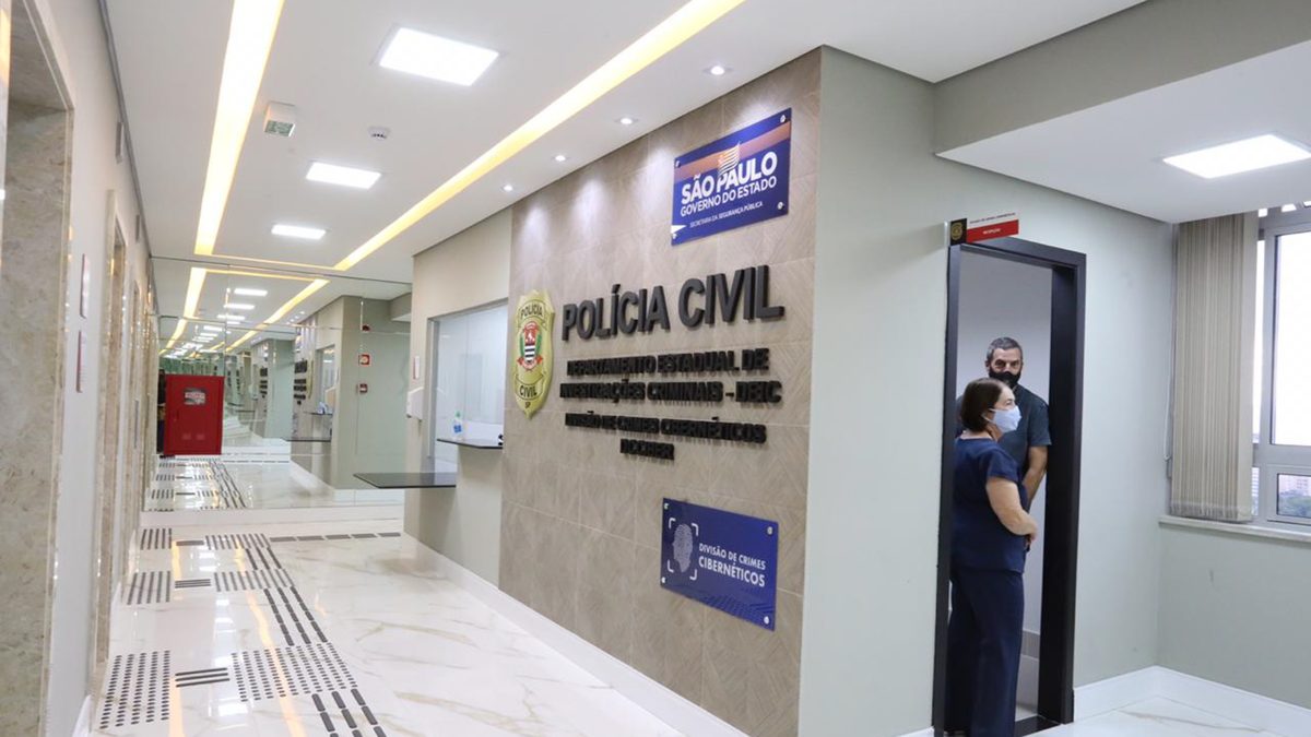 Corredor da Divisão de Crimes Cibernéticos da Polícia Civil de São Paulo, com a placa na parede e a porta de atendimento aberta, em dezembro de 2020