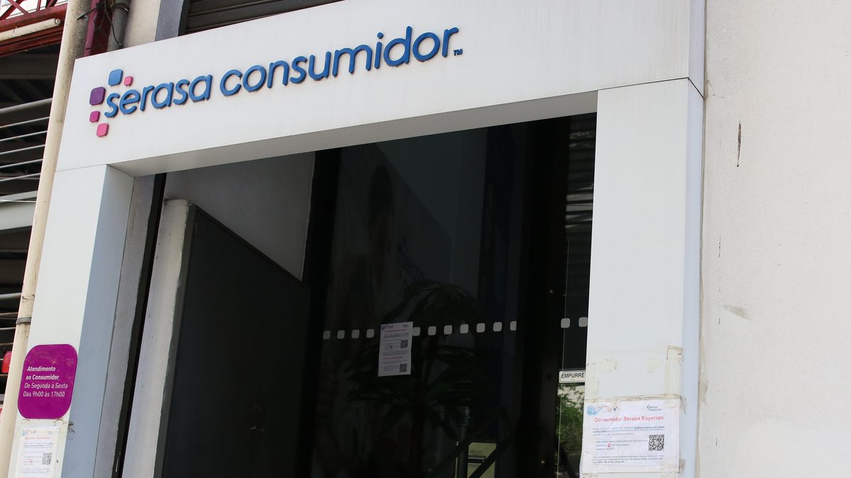 Entrada de um posto de atendimento ao consumidor da Serasa, com o letreiro Serasa Consumidor