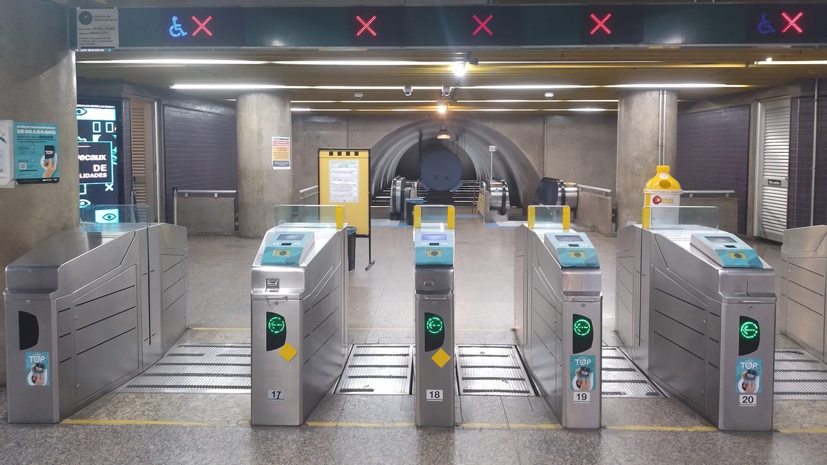 Catracas vazias da estação Brigadeiro do Metrô de São Paulo, com validadores e luzes verdes acesas