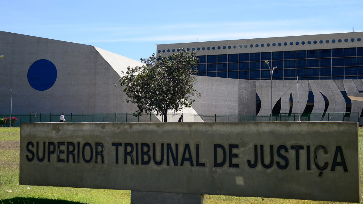 Placa com o nome Superior Tribunal de Justiça no gramado em frente ao edifício-sede do tribunal, em Brasília, em agosto de 2020