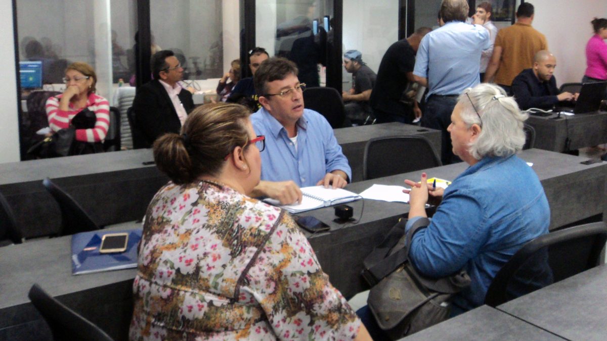 Consumidores conversam com atendentes em mesas durante o mutirão de renegociação de dívidas do Procon Porto Alegre com a PUCRS, em junho de 2017