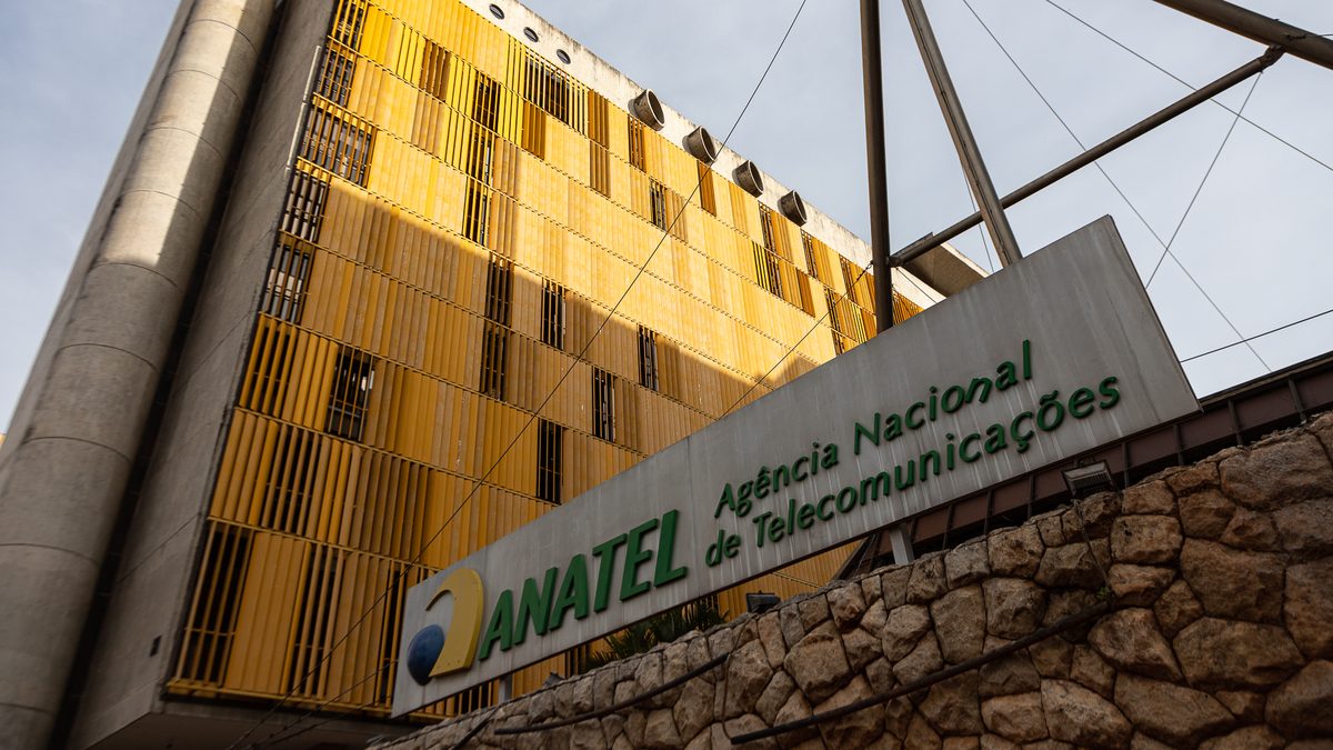 Fachada de um prédio da Anatel com o letreiro Agência Nacional de Telecomunicações