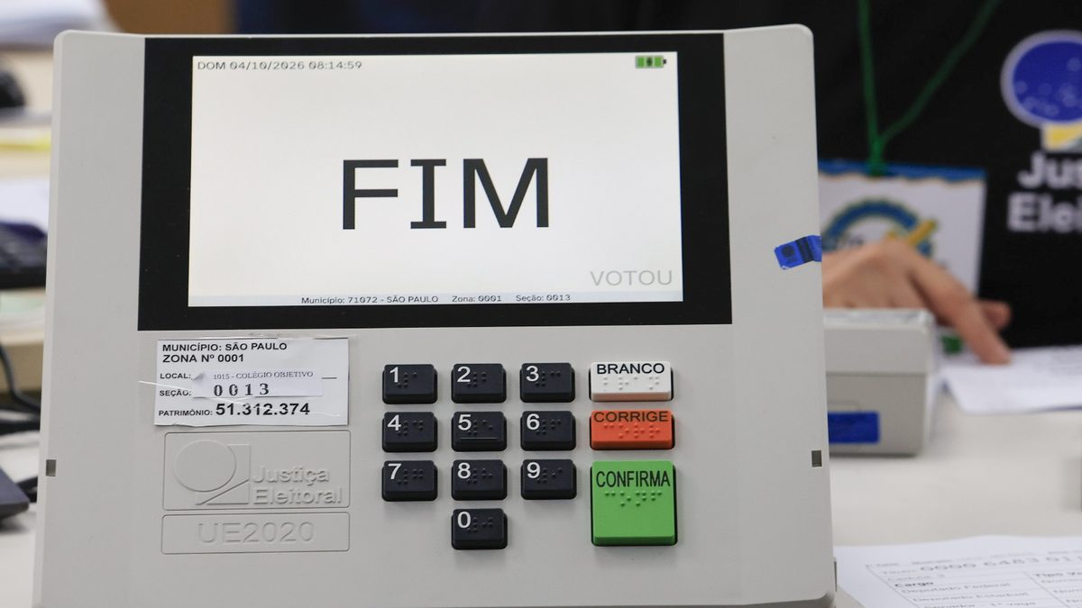 Tela de uma urna eletrônica com a mensagem FIM, em seção eleitoral de São Paulo, no domingo da votação