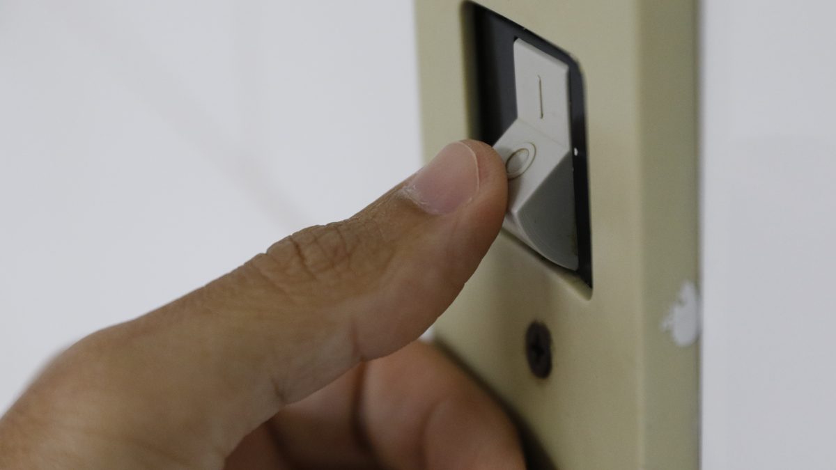 Dedo aperta um interruptor de luz na parede, em foto de arquivo da Agência Brasil sobre energia elétrica