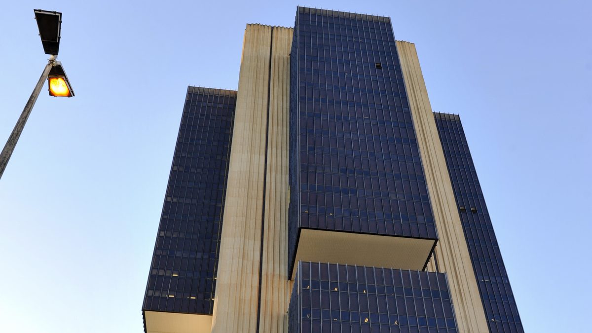 Edifício sede do Banco Central do Brasil, em Brasília, fotografado de baixo no fim da tarde, em fevereiro de 2015