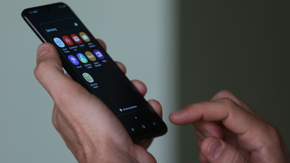 Mãos de uma pessoa seguram um smartphone Android com a tela de aplicativos aberta, em foto de arquivo da Agência Brasil de julho de 2021