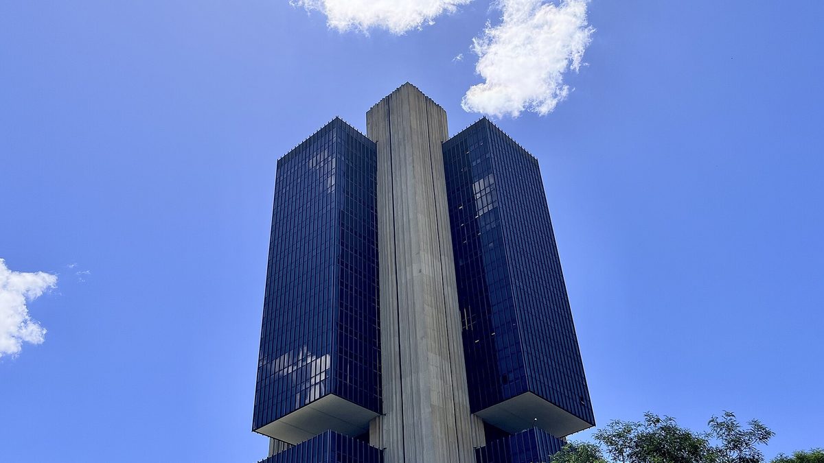 Prédio do Banco Central do Brasil, em Brasília, visto de baixo contra o céu azul