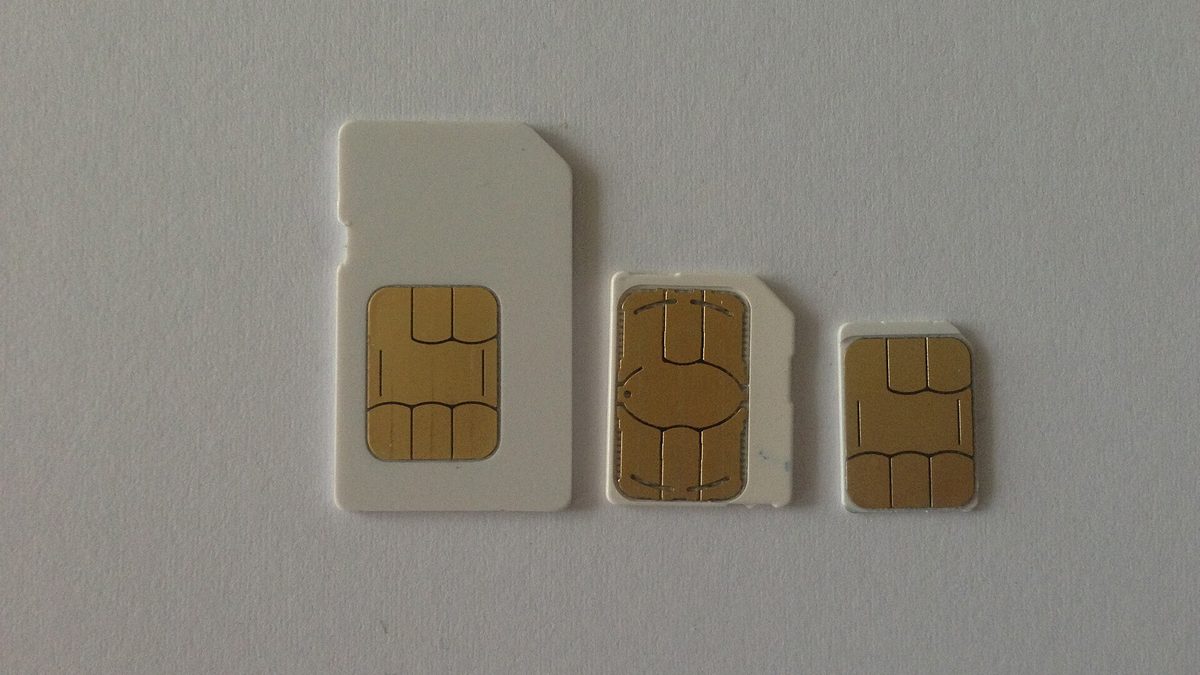 Três chips de celular lado a lado, nos formatos mini-SIM, micro-SIM e nano-SIM