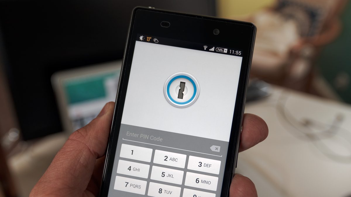 Mão segurando um celular Android com um teclado numérico para digitar o PIN na tela