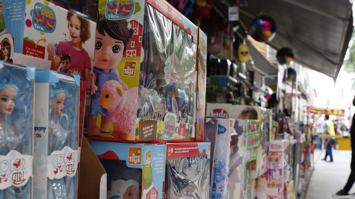 Caixas de bonecas e outros brinquedos em loja de rua do Polo Saara, no centro do Rio de Janeiro, em foto de arquivo de julho de 2021