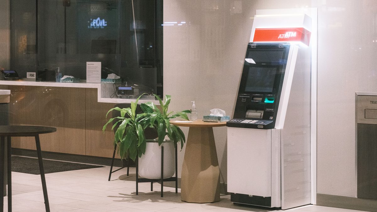 Caixa eletrônico em saguão de banco