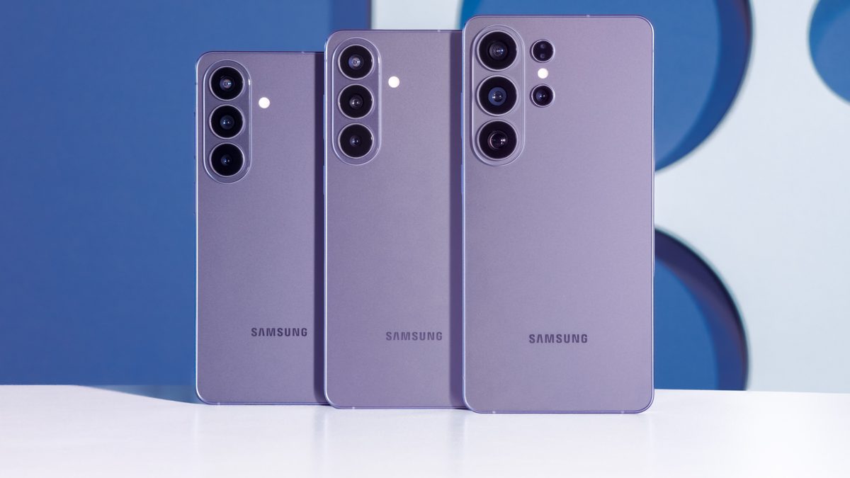 Galaxy S26, S26+ e S26 Ultra lado a lado, vistos de costas, em foto de divulgação da Samsung