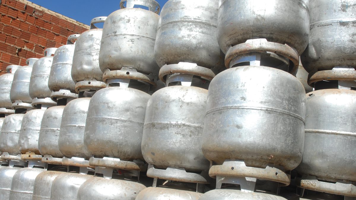 Pilha de botijões de gás de cozinha de 13 kg empilhados ao sol, em foto de arquivo da Agência Brasil