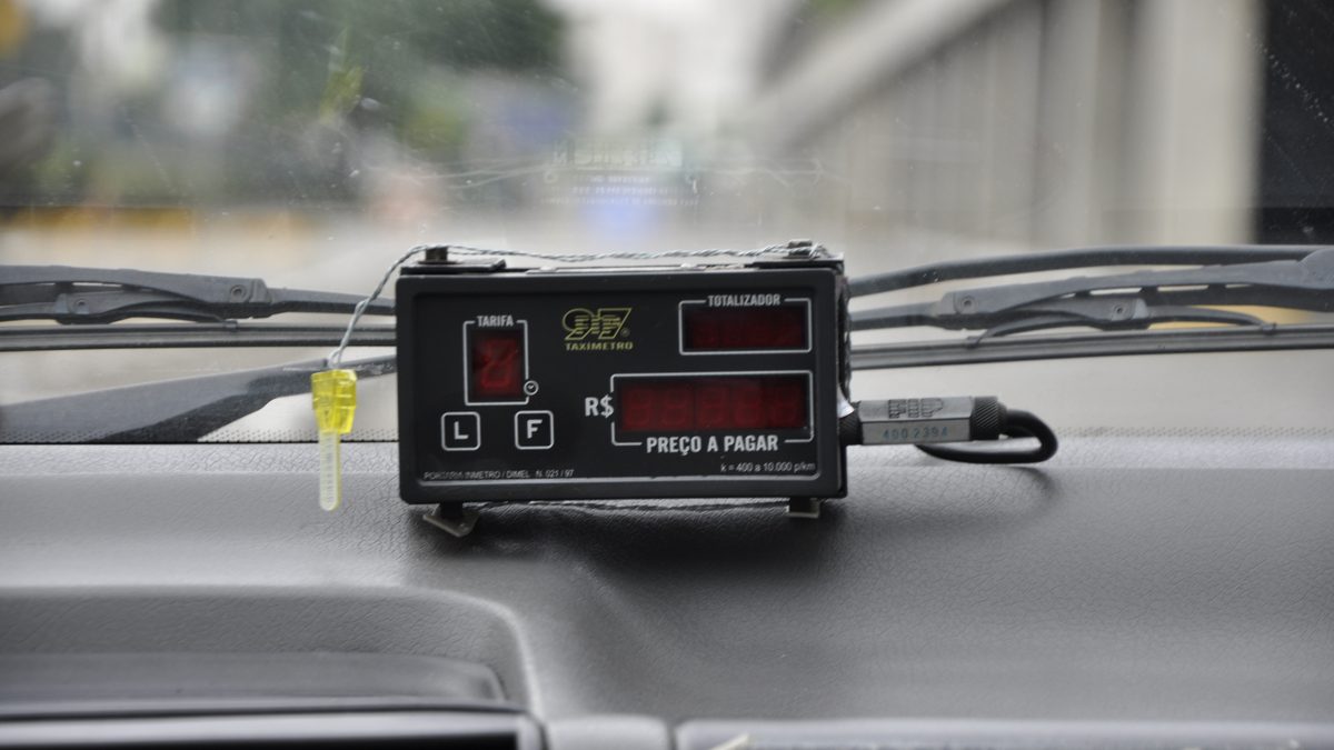 Taxímetro no painel de um táxi em São Paulo, com o visor de preço a pagar, em foto de março de 2016