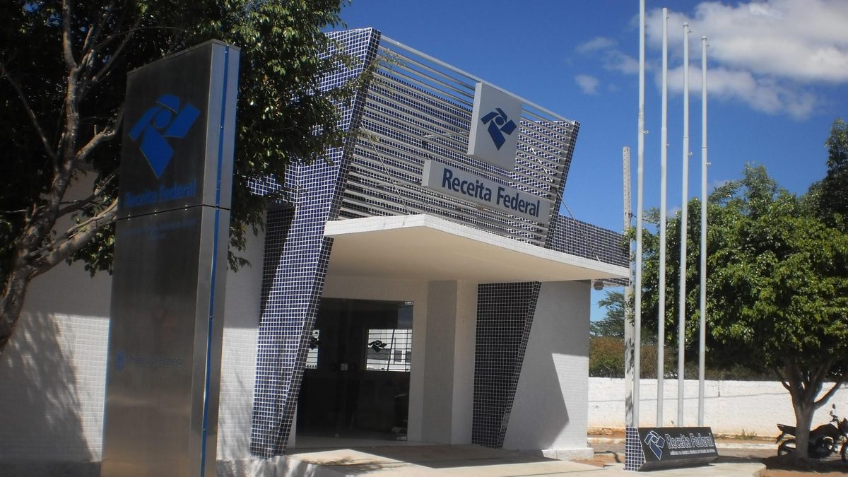 Fachada da agência da Receita Federal em Sousa, na Paraíba, com a placa do órgão na entrada
