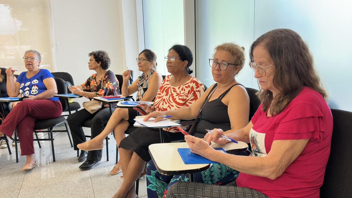 Idosas usam o celular durante curso de tecnologia para a terceira idade em São José do Rio Preto (SP), em janeiro de 2025