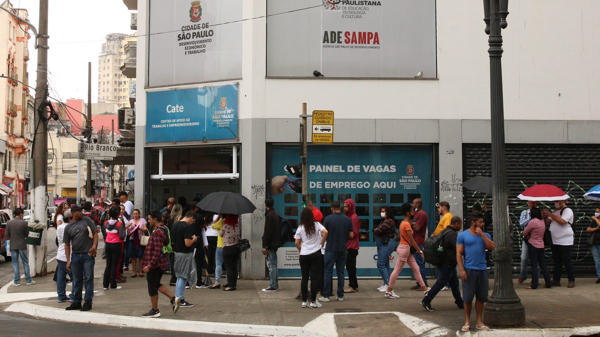 Fila de pessoas diante do painel de vagas de emprego do Cate, centro de apoio ao trabalho da Prefeitura de São Paulo, na Avenida Rio Branco, em abril de 2022