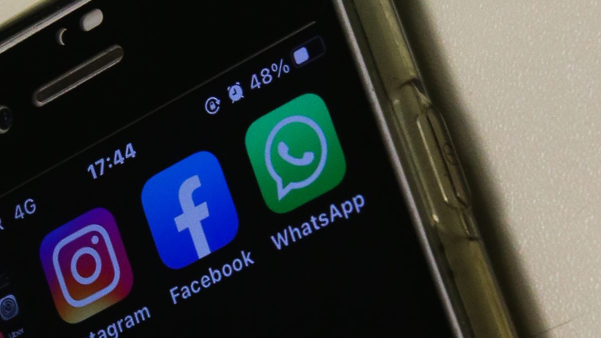 Tela de celular com os ícones do Instagram, do Facebook e do WhatsApp