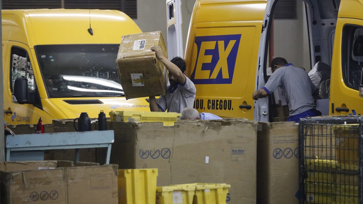 Encomendas no centro de tratamento dos Correios no Rio de Janeiro