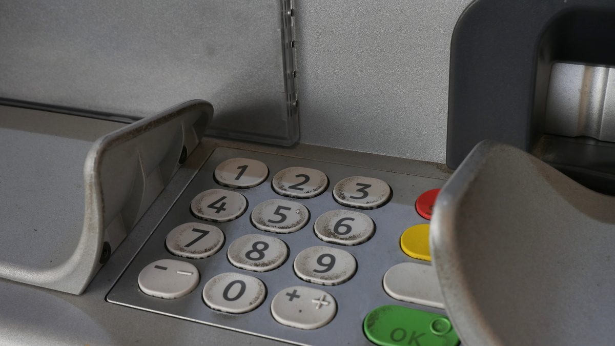 Teclado numérico de caixa eletrônico com as abas laterais que escondem a digitação da senha