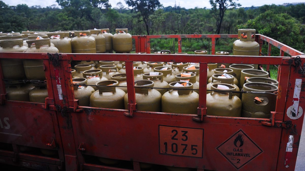 Caminhão de entrega carregado de botijões de gás de cozinha de 13 kg