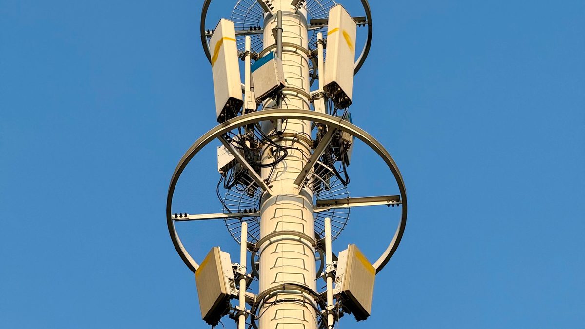 Torre de antenas de celular contra o céu azul
