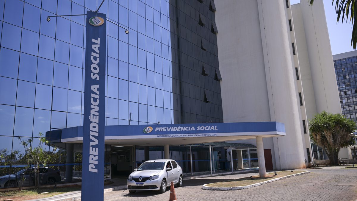 Fachada do edifício-sede do Instituto Nacional do Seguro Social (INSS), com a placa Previdência Social na entrada, em Brasília
