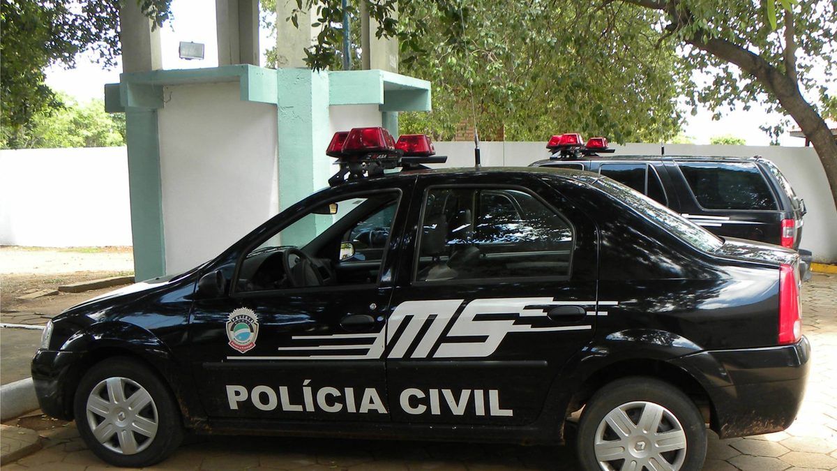Viatura preta da Polícia Civil de Mato Grosso do Sul estacionada, com o brasão e a sigla MS na porta