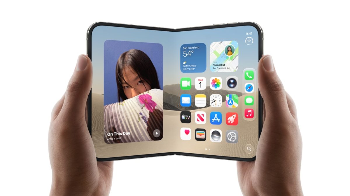 Duas mãos seguram o iPhone Duo aberto na horizontal, com a tela interna mostrando a tela de início do iOS
