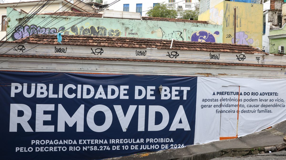 Faixa da Prefeitura do Rio com o aviso Publicidade de bet removida em fachada na Pedra do Sal, no centro do Rio de Janeiro, em julho de 2026