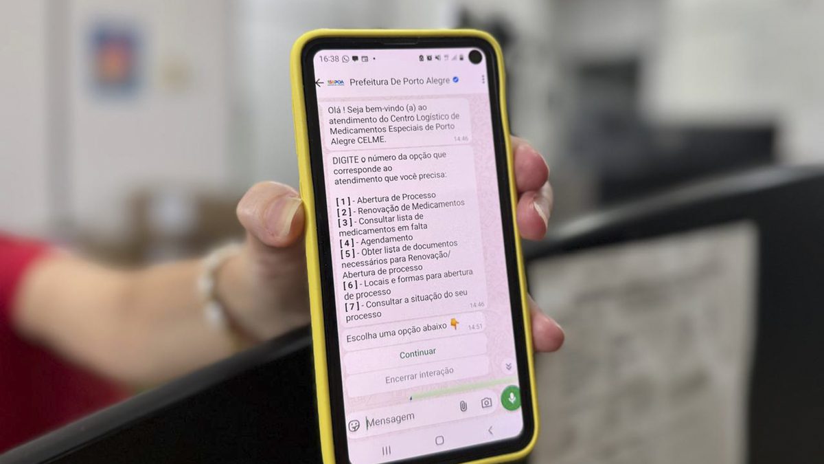 Mão segura um celular com uma conversa de WhatsApp aberta, em foto de dezembro de 2024 do Banco de Imagens da Prefeitura de Porto Alegre