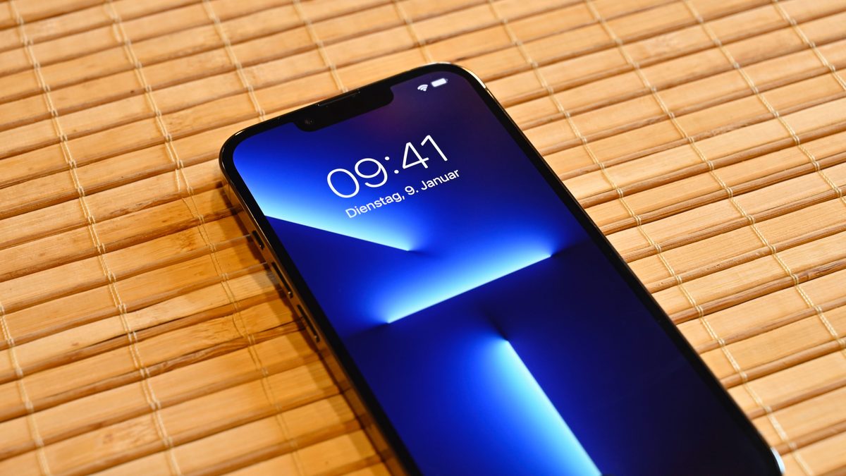 iPhone com a tela de bloqueio acesa, deitado sobre uma esteira de bambu