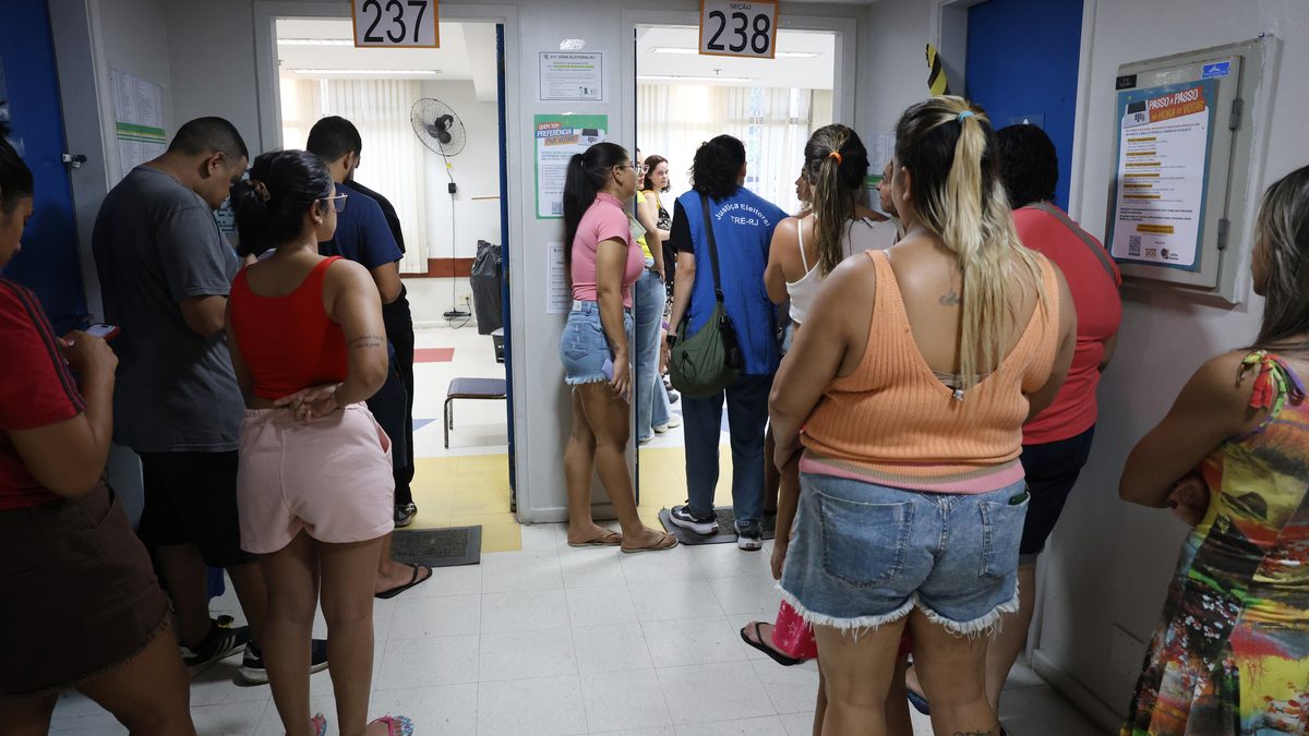Fila de eleitores diante das seções 237 e 238 de uma zona eleitoral na Escola Municipal Rinaldo de Lamare, na Rocinha, no Rio de Janeiro, no 1º turno