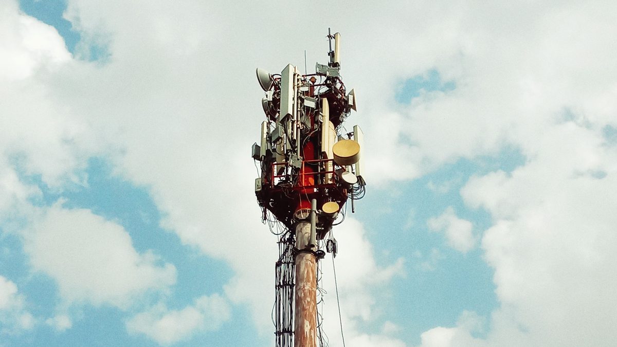 Torre de telefonia celular com antenas