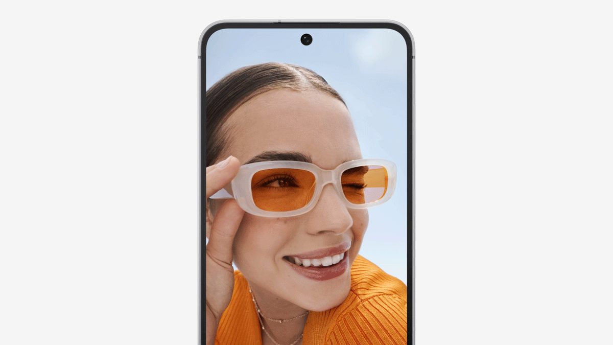 Tela do Galaxy S24 FE com a foto de uma mulher de óculos laranja, em imagem de divulgação da Samsung