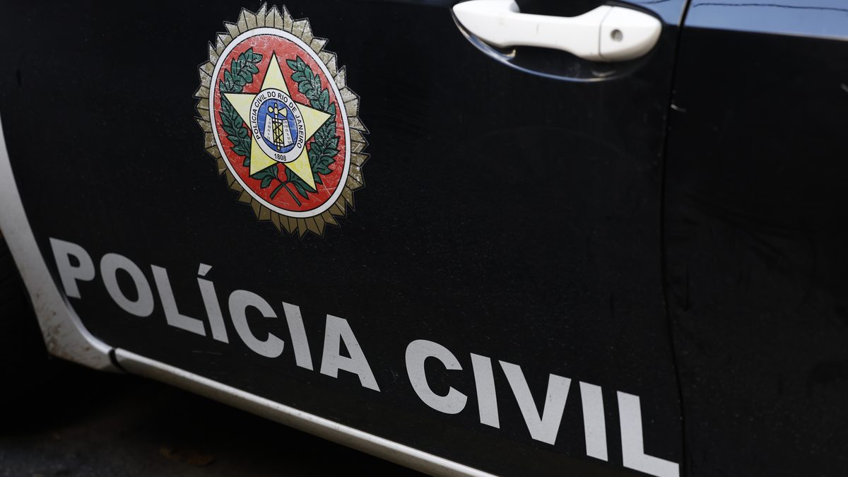 Porta de uma viatura da Polícia Civil do Rio de Janeiro, com o brasão e o nome da instituição, em foto de 4 de março de 2026