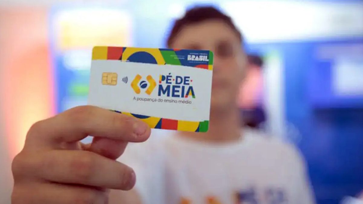 Estudante segura o cartão do programa Pé-de-Meia, em Brasília, em foto de divulgação do MEC