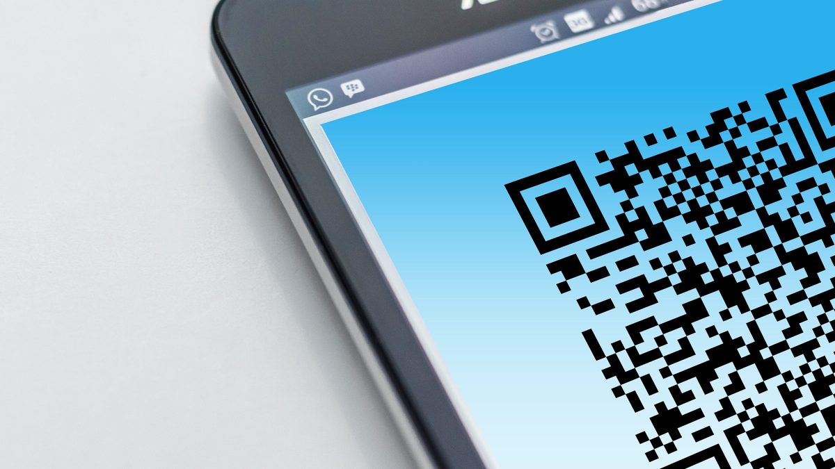 Celular exibindo um QR Code