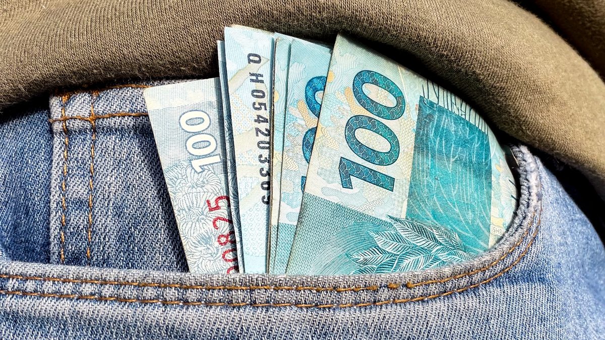Cédulas de 100 reais no bolso de uma calça jeans, em foto feita em Brasília em julho de 2026