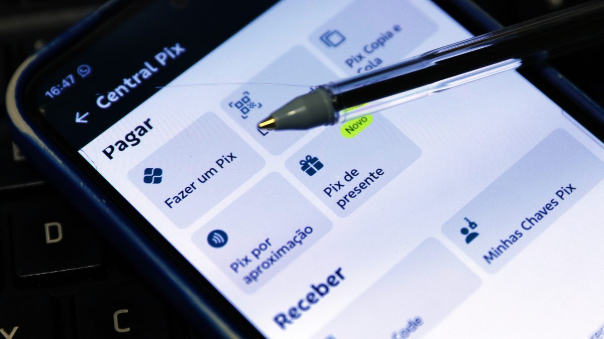 Tela de celular com a Central Pix de um aplicativo de banco aberta, com os botões Fazer um Pix, Pix por aproximação e Minhas Chaves Pix, em Brasília