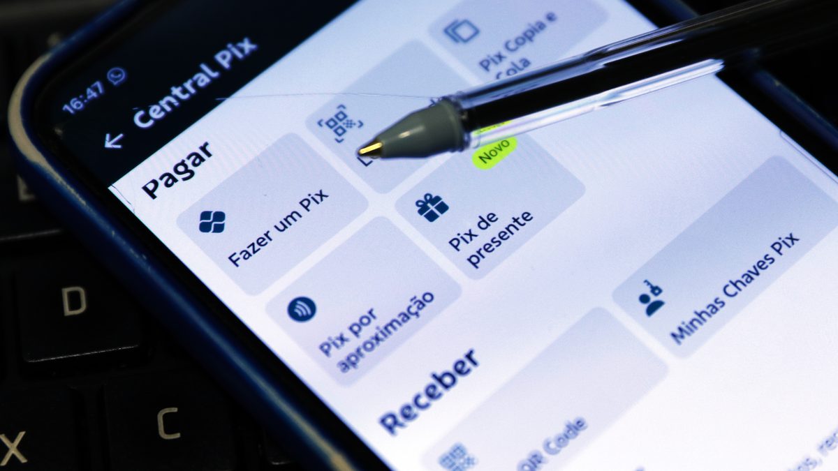 Tela de celular com a Central Pix de um aplicativo de banco aberta, com os botões Fazer um Pix, Pix por aproximação e Minhas Chaves Pix, em Brasília
