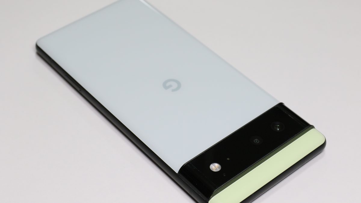 Traseira de um Google Pixel 6 azul-claro com a barra de câmeras preta