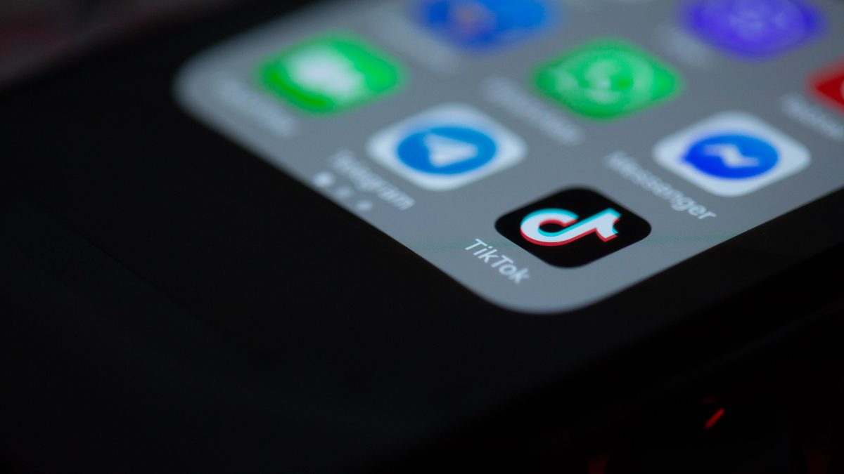 Ícone do aplicativo TikTok na tela inicial de um celular