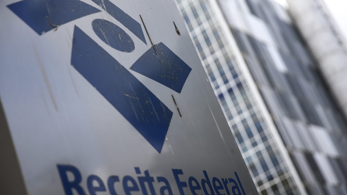 Placa com o logotipo da Receita Federal na frente de um prédio do órgão, em Brasília