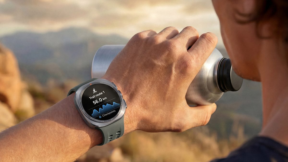 Homem bebe água de uma garrafa com um Galaxy Watch Ultra2 no pulso, em imagem de divulgação da Samsung