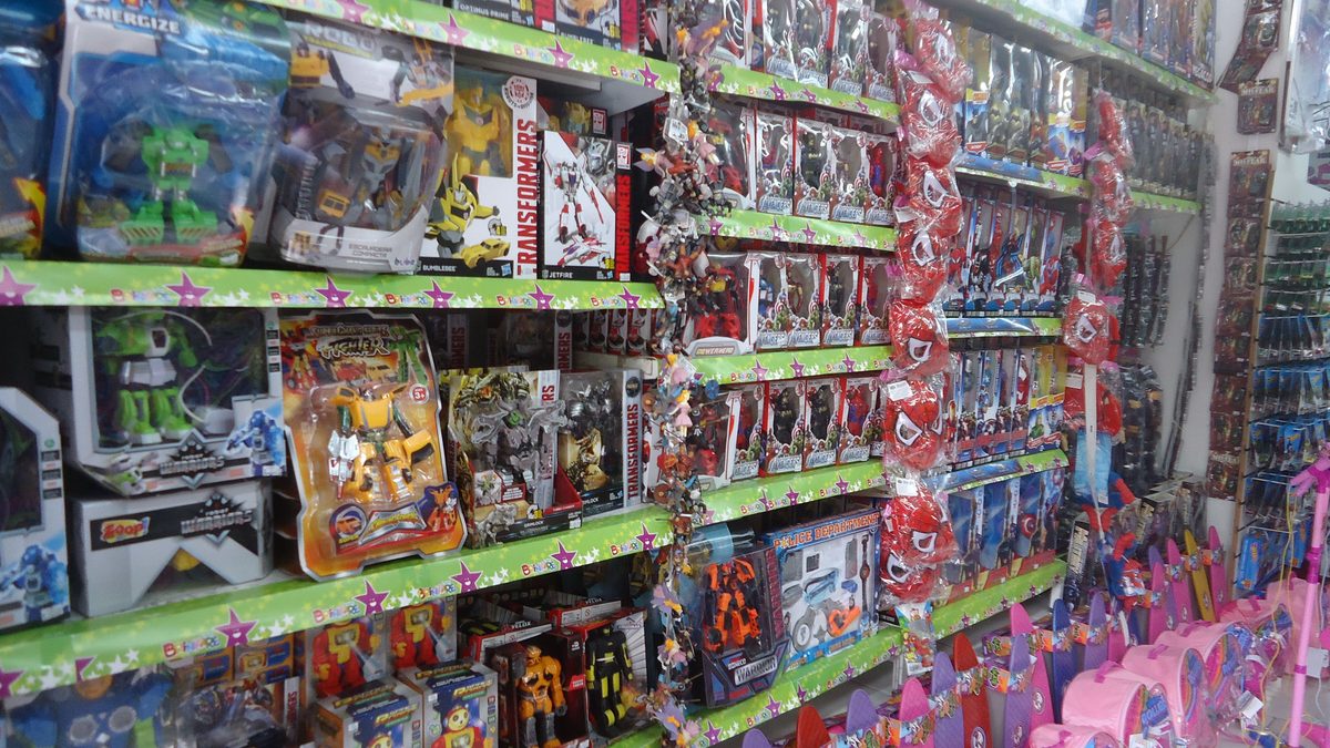 Prateleiras de uma loja de brinquedos em Porto Alegre com bonecos, carrinhos e jogos em caixas, em foto da prefeitura sobre o selo do Inmetro