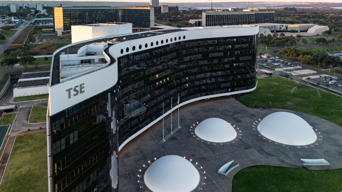Vista aérea da sede do Tribunal Superior Eleitoral (TSE), em Brasília, com o nome da instituição na fachada
